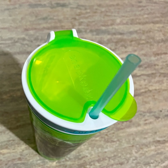 Star Wars 2-in-1 snackeez Yoda cup/snack bowl and straw - Picture 15 of 16